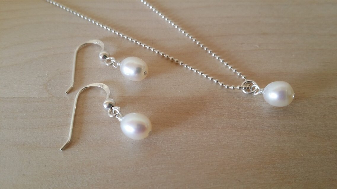 シルバーのネックレス、ピアスのセット！