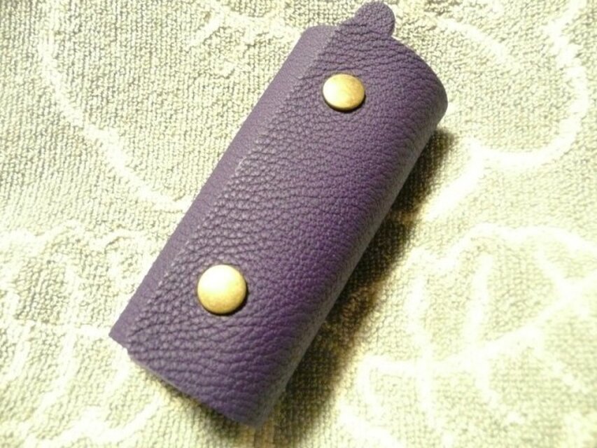 ちょっと突き出た革キーケース（トリヨン・アイリス）new！