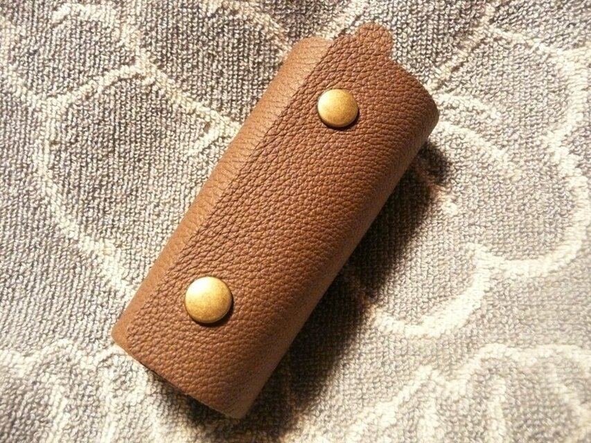 ちょっと突き出た革キーケース（トリヨン・エトープ）new！