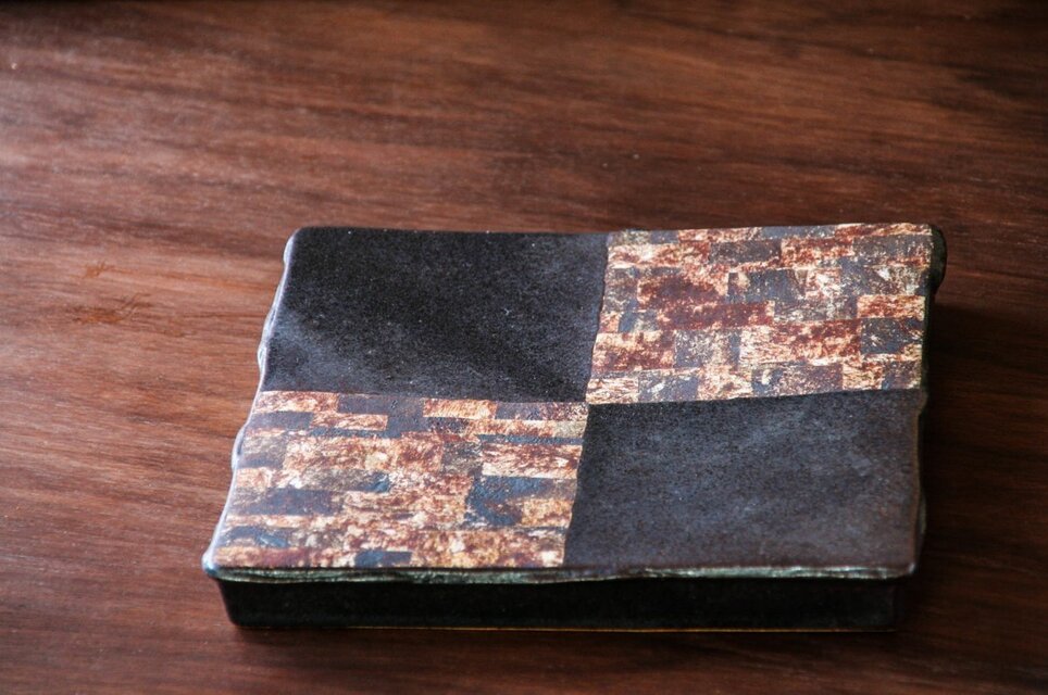 黒釉七寸台皿（puzzle）