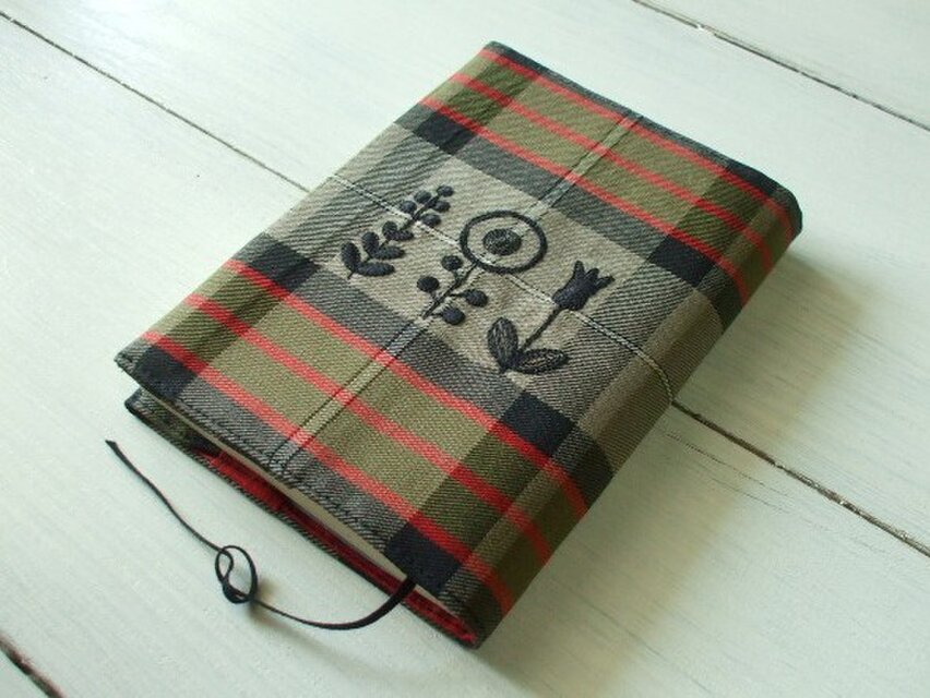 花刺繍の文庫本ブックカバー　綿　黒グレー赤チェック