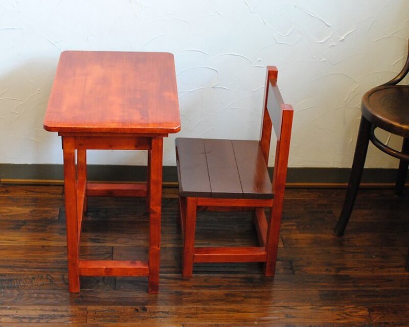★昭和レトロな、小さな勉強机と椅子