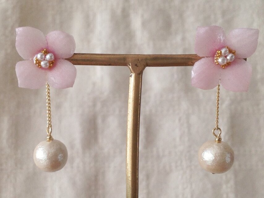 コットンパール付き染め花を樹脂加工した紫陽花ピアス(S・ピンク)