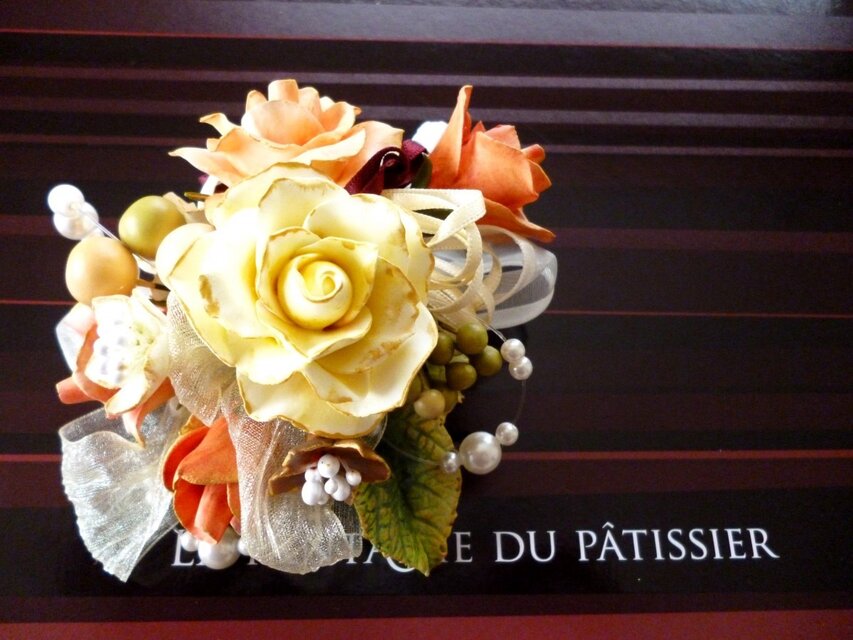 粘土でコサージュ（小さめオレンジ）