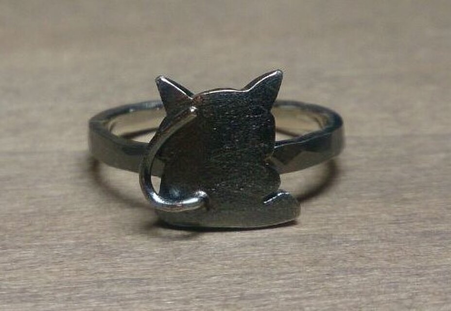 「ぴんとたてた尻尾の」まつくろけの猫（左向き尻尾）