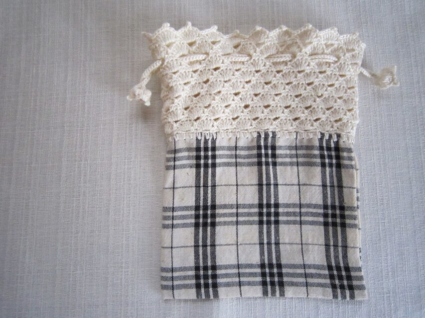 白黒チェックふち編み巾着