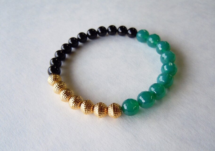 黒、緑、金色のブレスレット