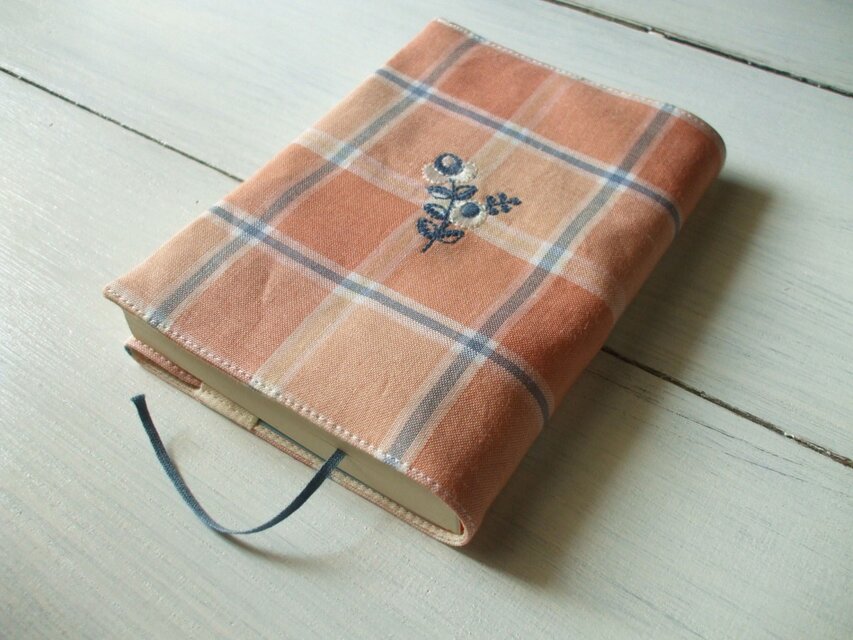 花刺繍の文庫本ブックカバー　麻　アプリコットオレンジチェック