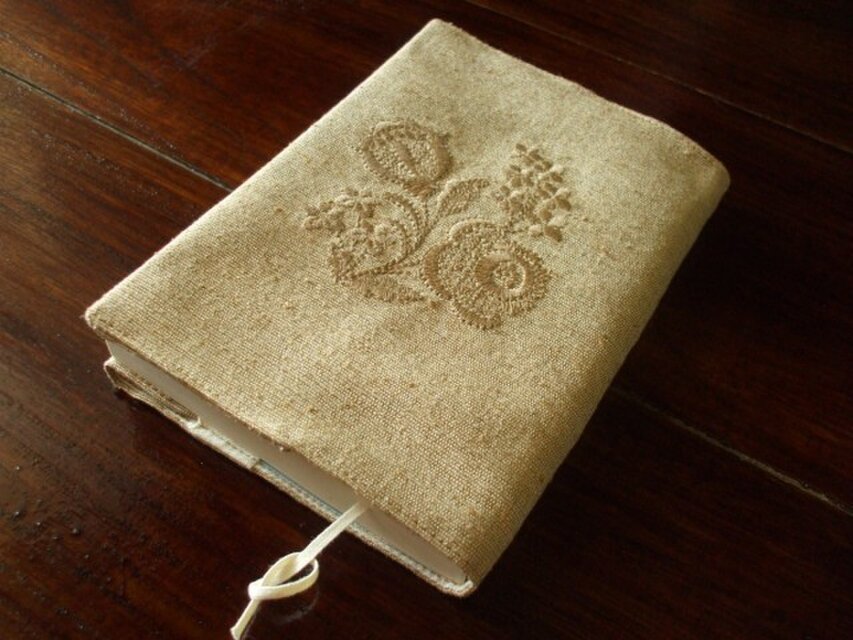 花刺繍の文庫本ブックカバー　インドシルク　ベージュに同色刺繍