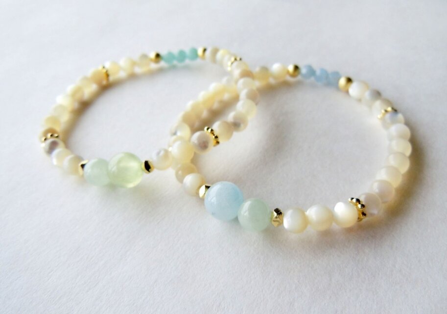 淡い色したブレスレット（ポイントふたつ）