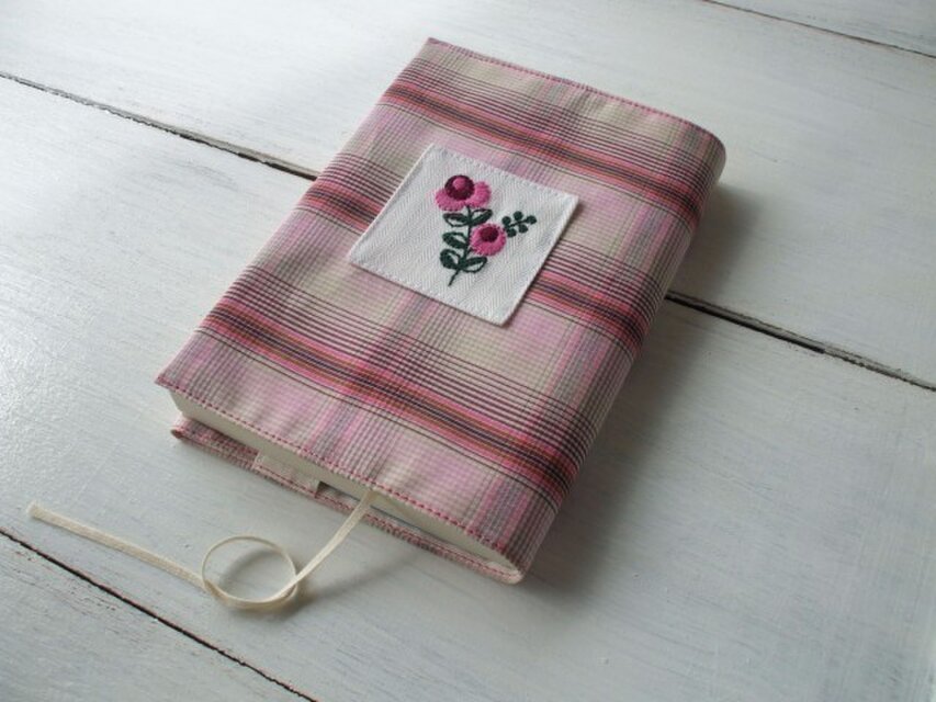 花刺繍の文庫本ブックカバー　ピンクチェック