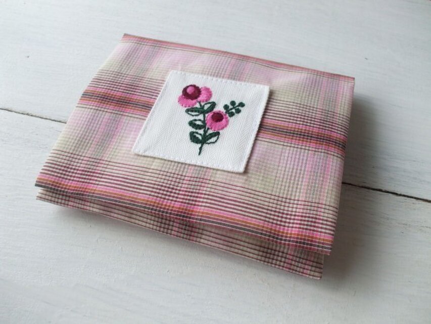 花刺繍のポケットティッシュケース　ピンクチェック