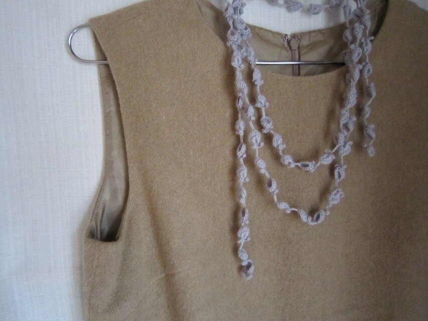 花と葉のかぎ針編みネックレス（ライトブルーグレー）