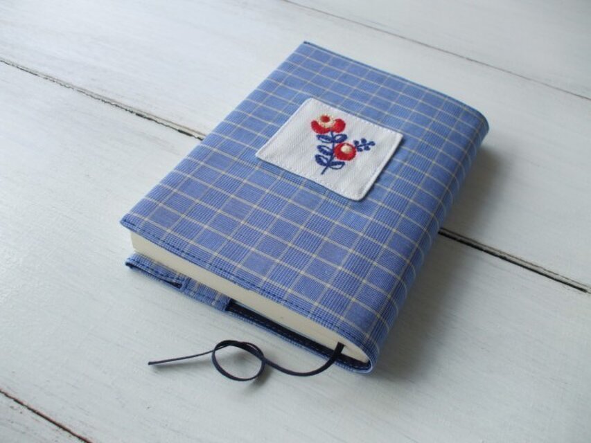 花刺繍の文庫本ブックカバー　ブルーチェック