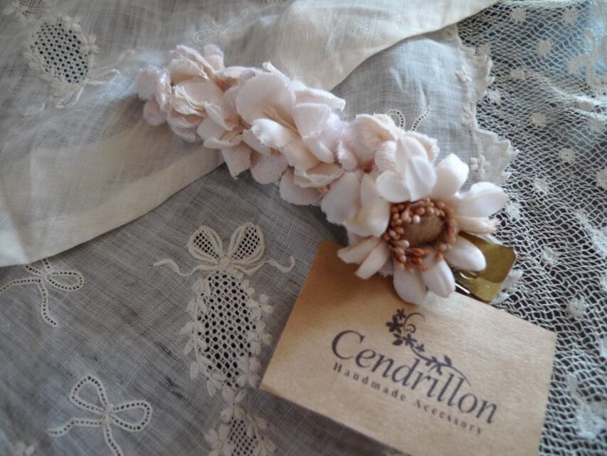 アイスピンクのすみれとマーガレットのクリップ