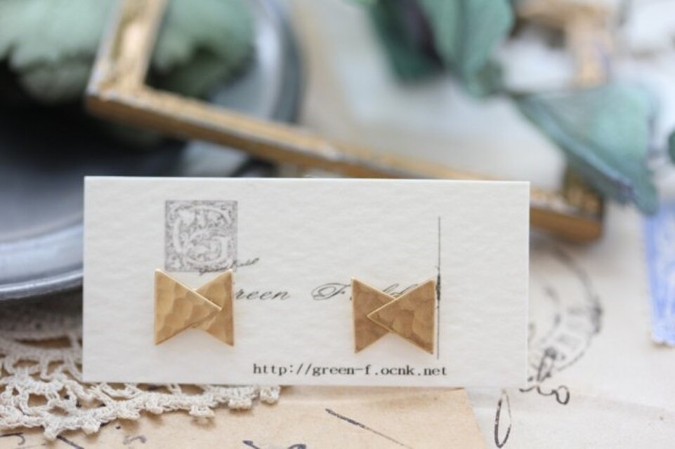 三角リボンのピアス