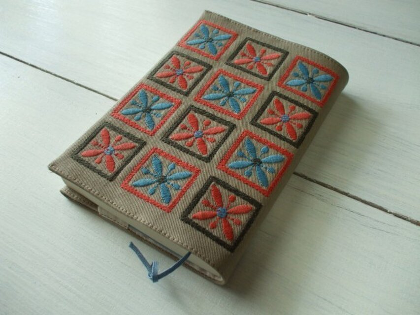 四角刺繍の文庫本ブックカバー　綿ツイル　ベージュ1