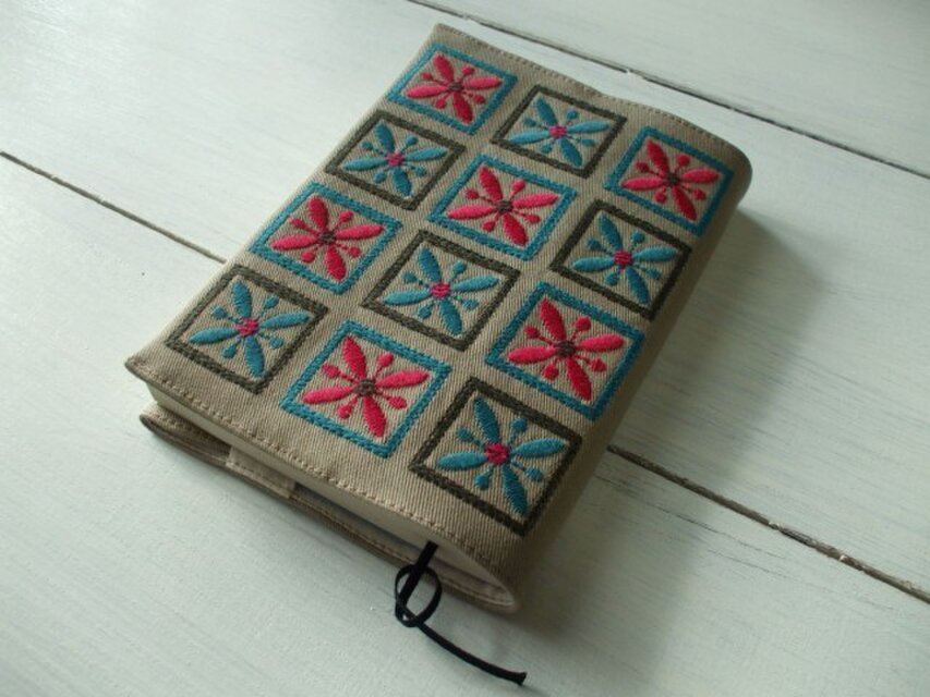 四角刺繍の文庫本ブックカバー　綿ツイル　ベージュ2