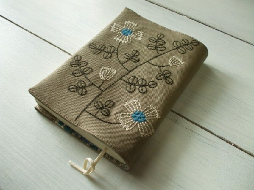 花刺繍の文庫本ブックカバー　綿ツイル　ベージュ1