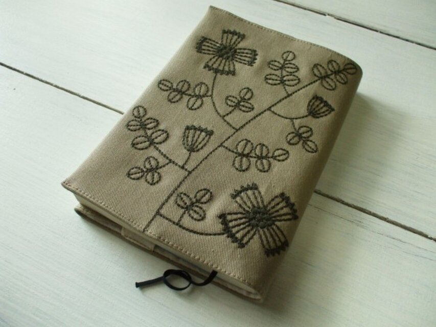 花刺繍の文庫本ブックカバー　綿ツイル　ベージュ2