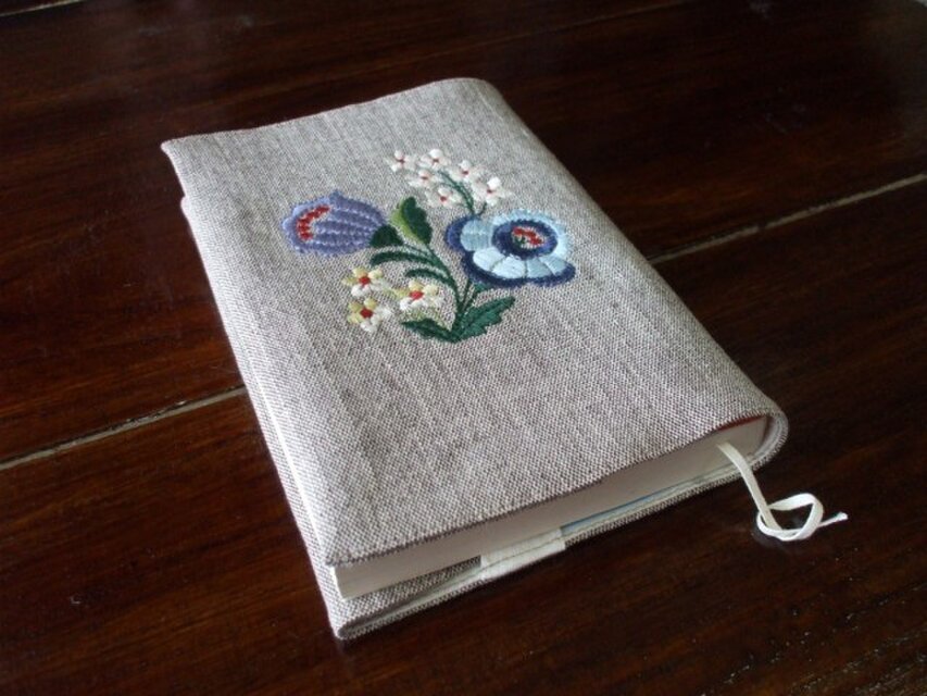 花刺繍の文庫本ブックカバー　茶綿麻1