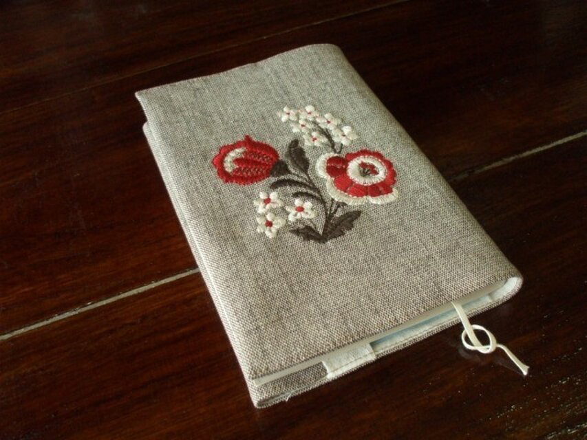 花刺繍の文庫本ブックカバー　茶綿麻2