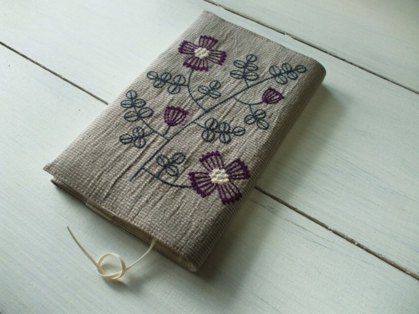 花刺繍の新書ブックカバー　薄あずき綿麻混