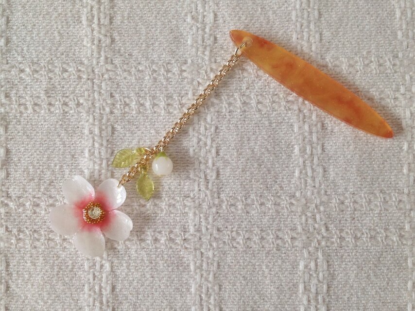 染め花を樹脂加工した桜の帯飾り(ホワイト&ピンク)