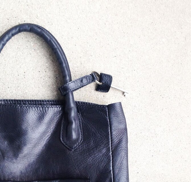 手縫いステッチのキーベルト　黒×黒ステッチ