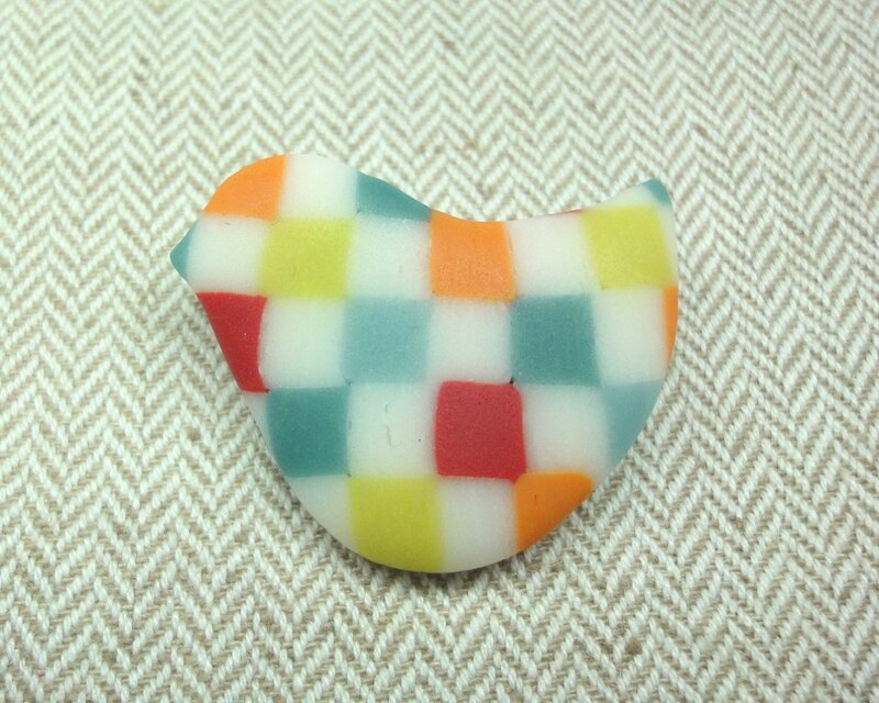 カラフルな小鳥のブローチ