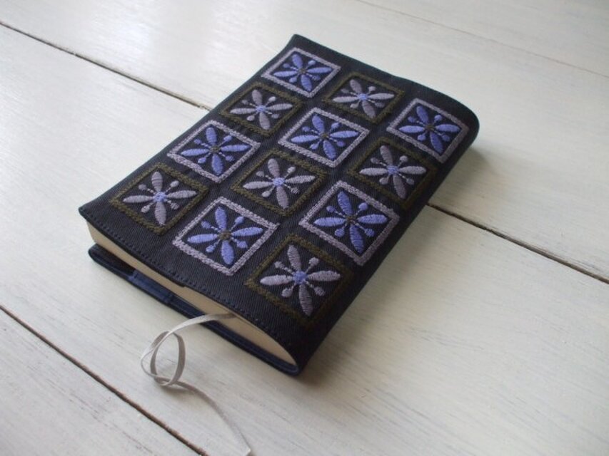 四角刺繍の文庫本ブックカバー　綿ツイル　ネイビー