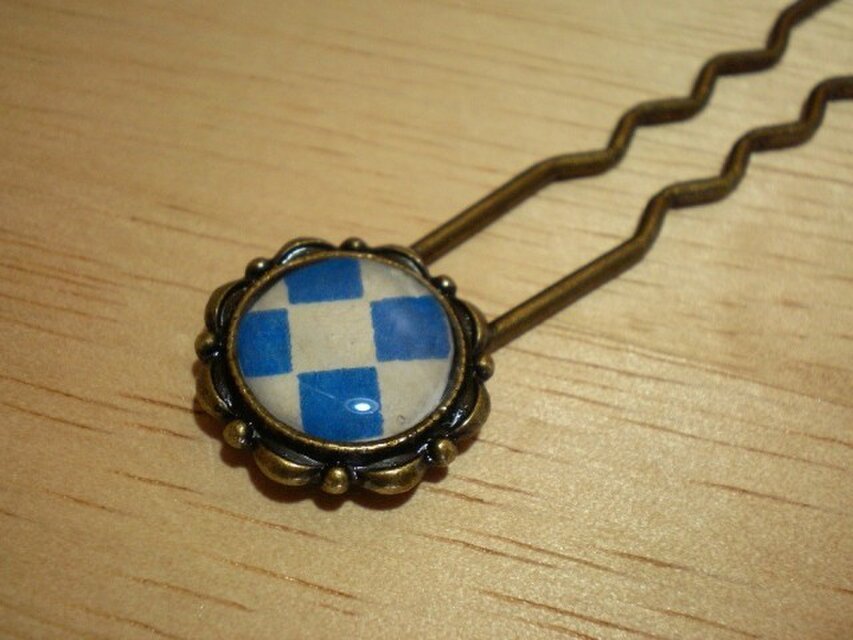 ＜ 訳あり＞UVレジンで作ったシンプルなかんざし*青×白市松