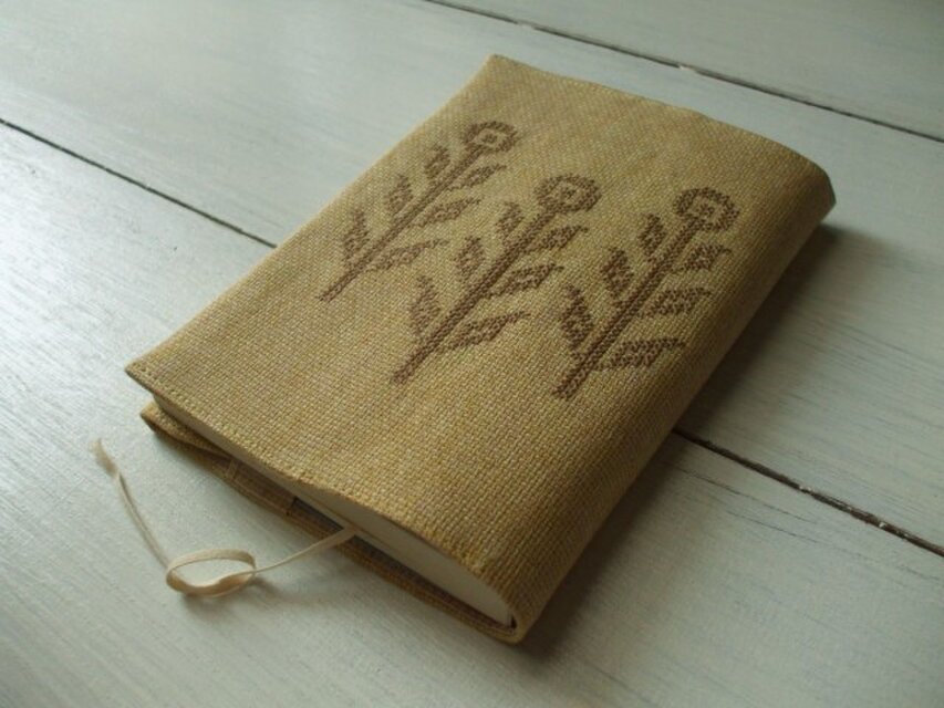 クロスステッチ花刺繍の文庫本ブックカバー　ベージュ×ベージュ