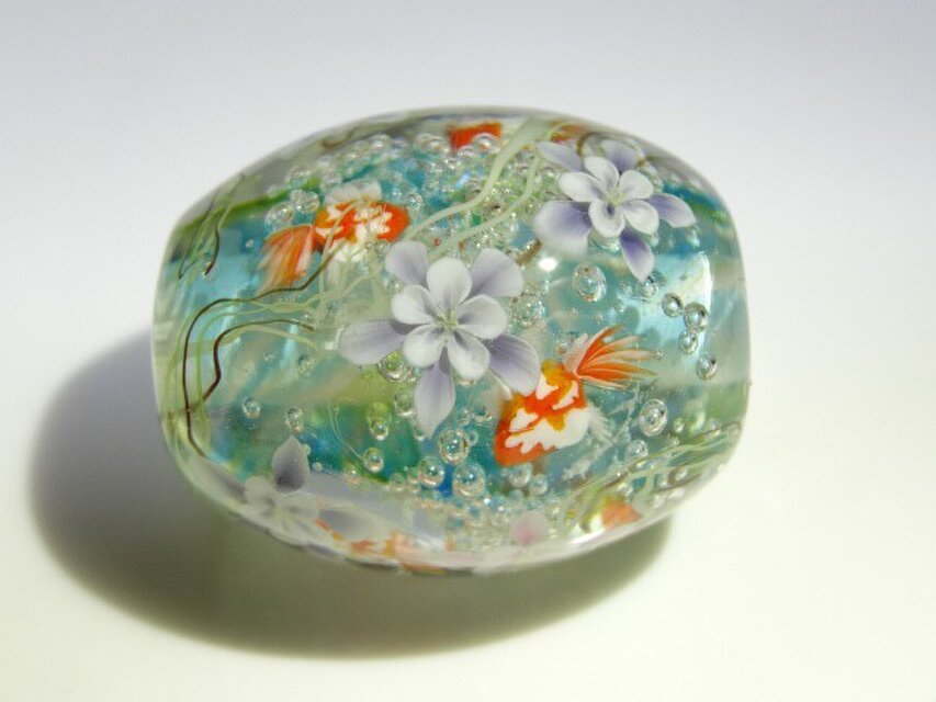 苧環と金魚のとんぼ玉