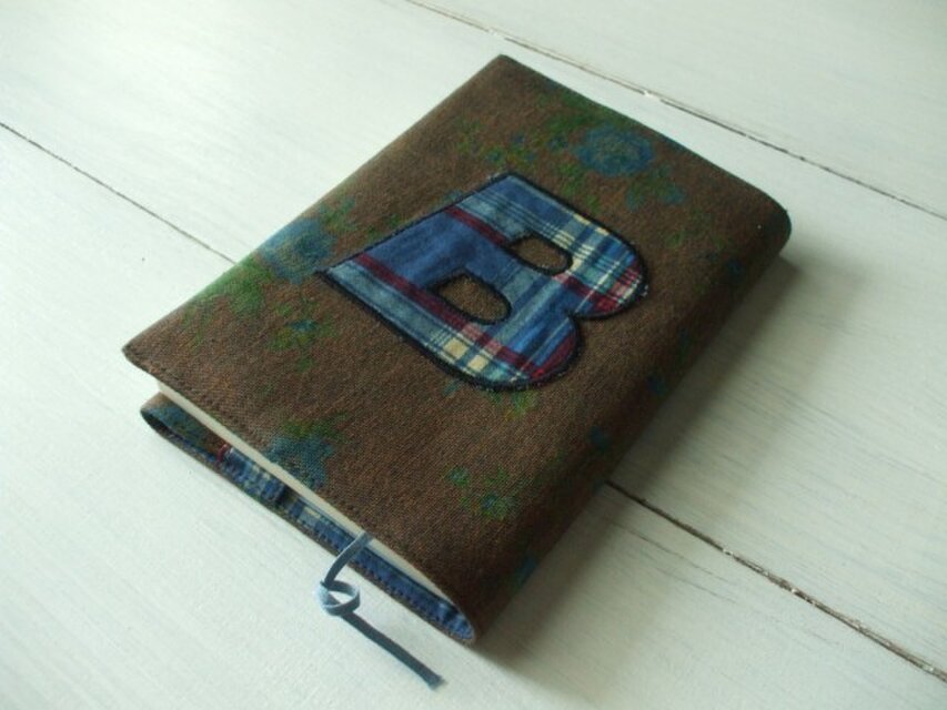 アルファベット《B》の文庫本ブックカバー　茶花柄