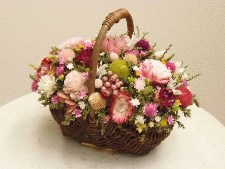 可愛いバスケットにお花畑