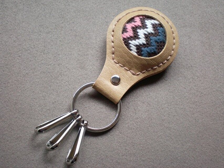 こぎん刺しキーホルダー■ベージュ×焦げ茶