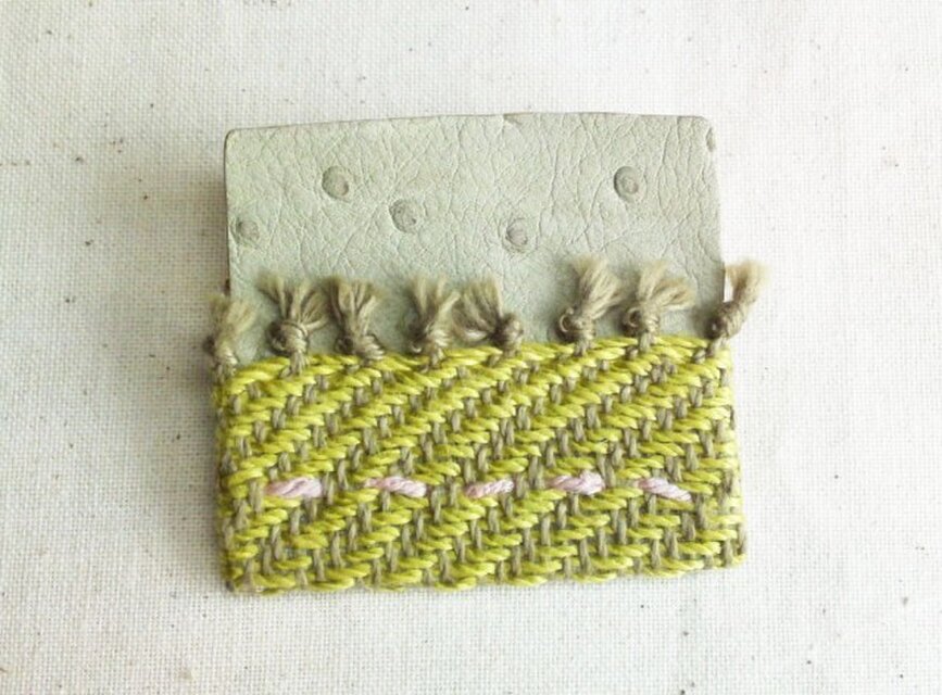 「夜になると２」手織り布・革 ブローチ