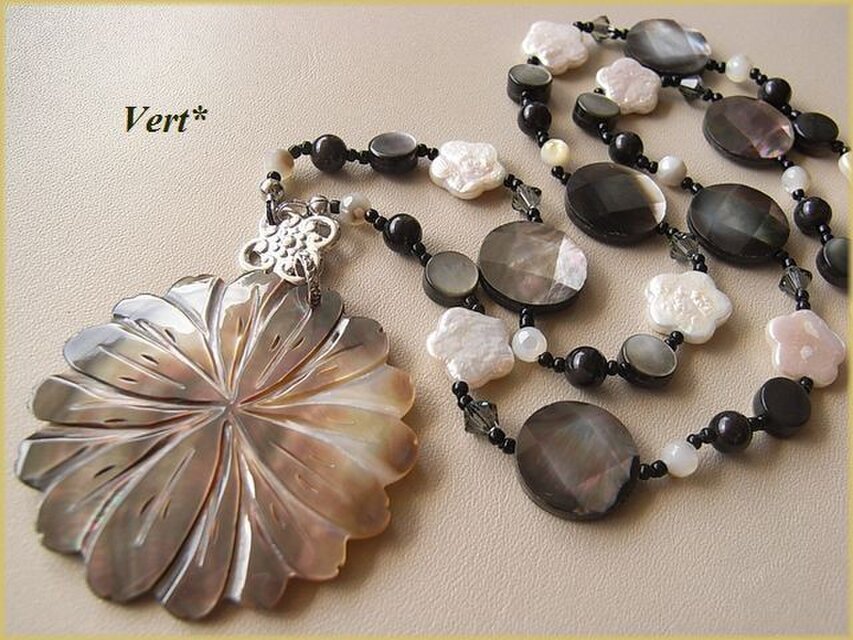 ブラックシェルマーガレットトップグリフィンネックレス