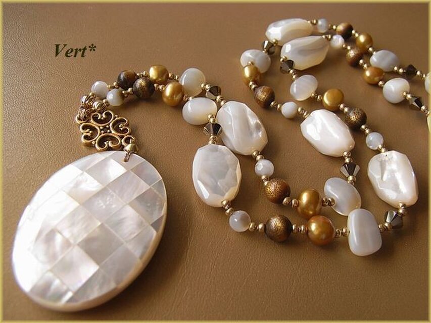 ホワイトモザイクシェルオーバルトップグリフィンネックレス