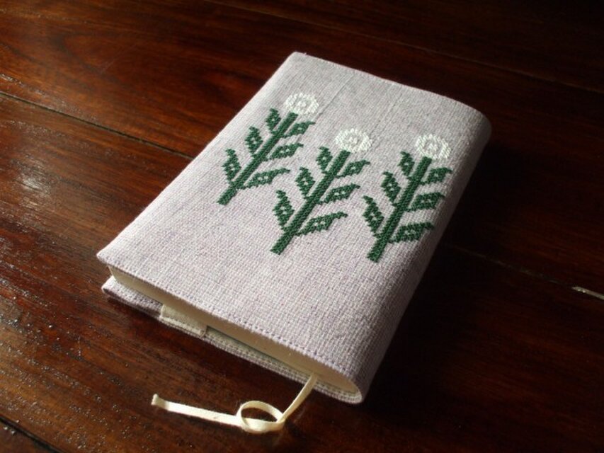 クロスステッチ花刺繍の文庫本ブックカバー　紫×生成り