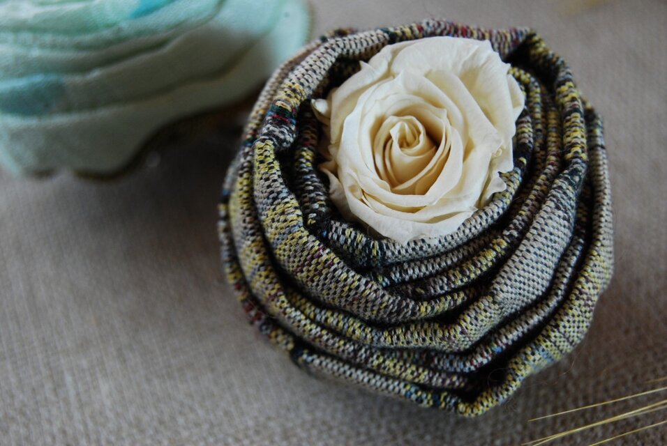 マシュマロローズのコサージュ　草