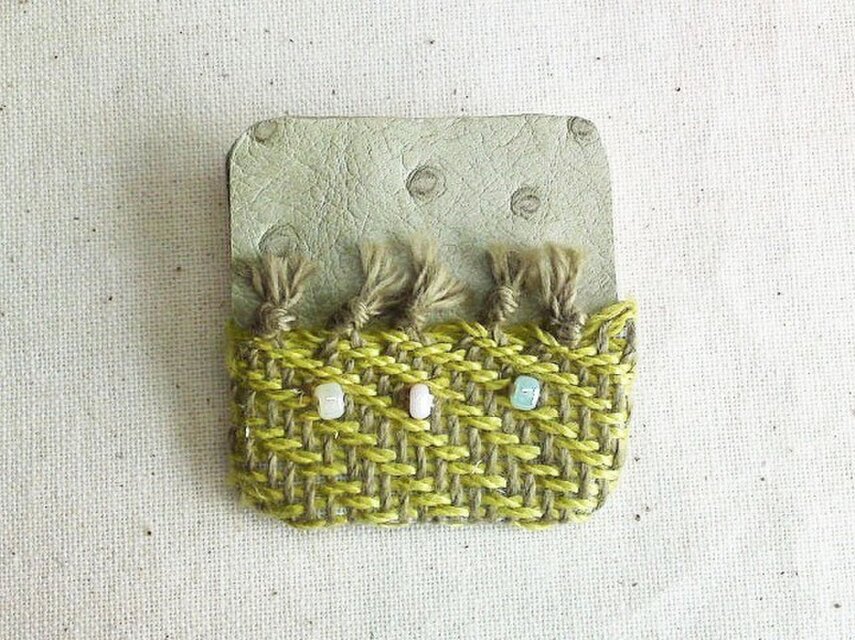 「夜になると７」手織り布・革 ブローチ