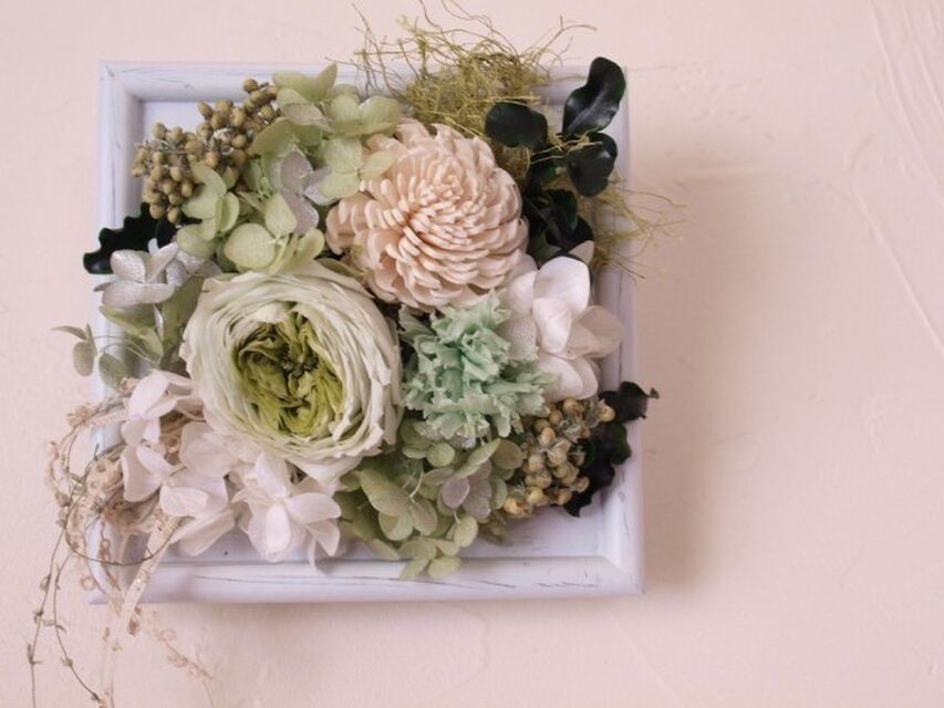 グリーンホワイトの爽やか額アレンジ