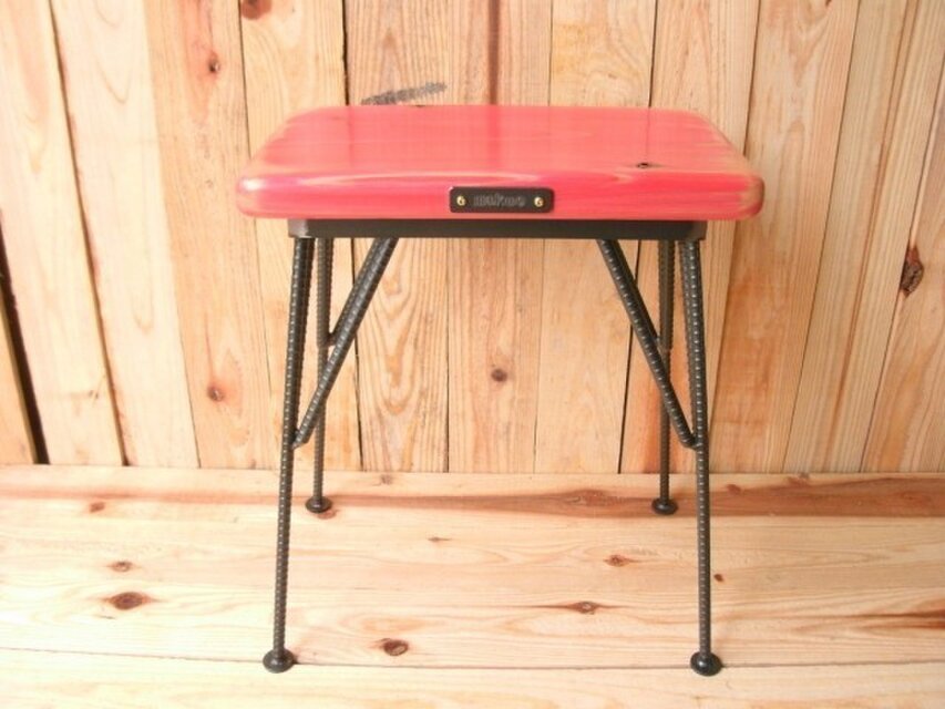 アイアンと木のスツール　レッド（送料が安くなりました！！）