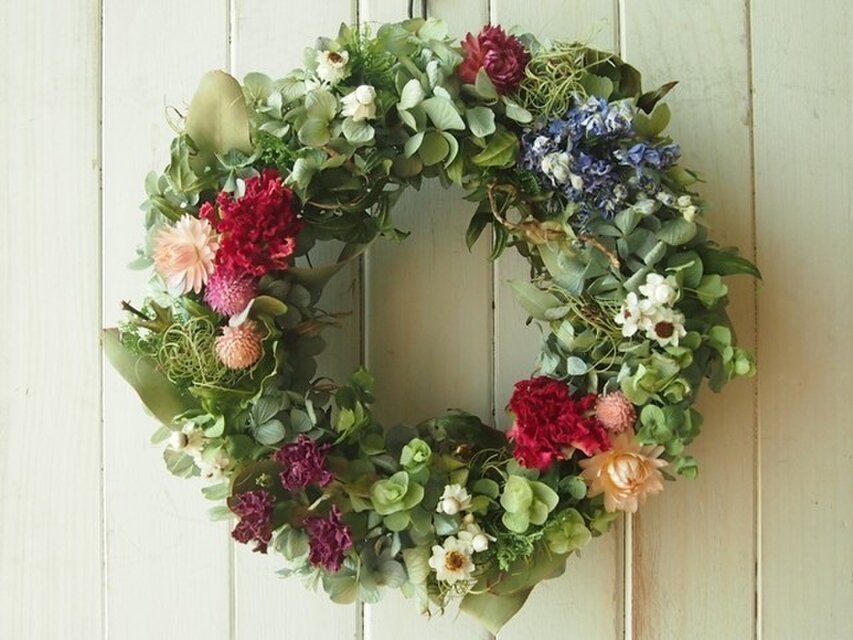 真っ赤なカーネーションとアイビーのリース