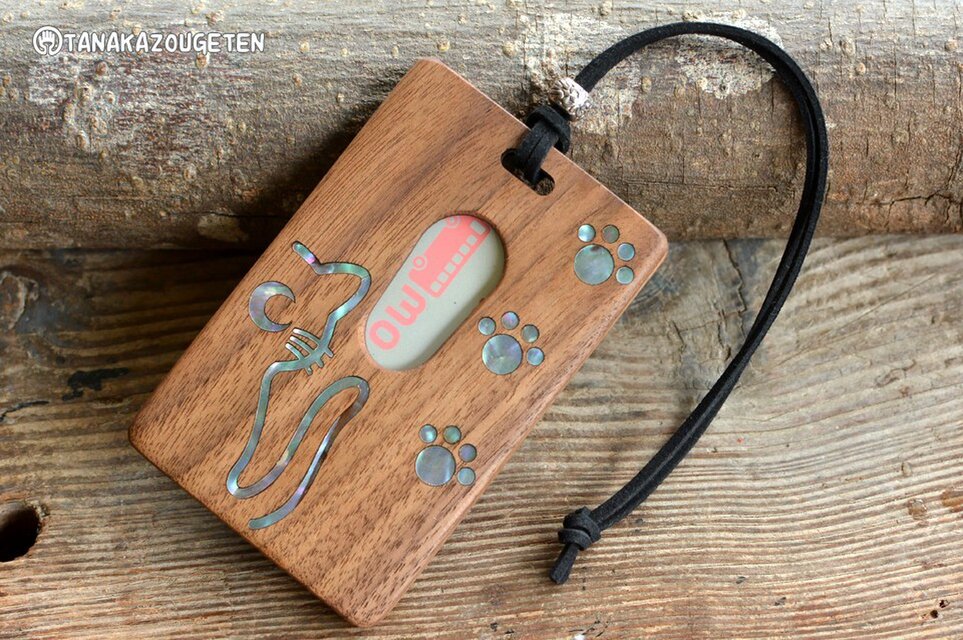 木製パスケース　【猫と肉球】　ウォールナット＆アワビ貝