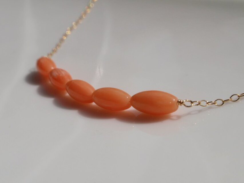 染め珊瑚のネックレス