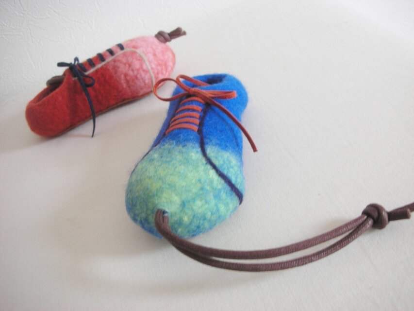 靴型　キーケース　青