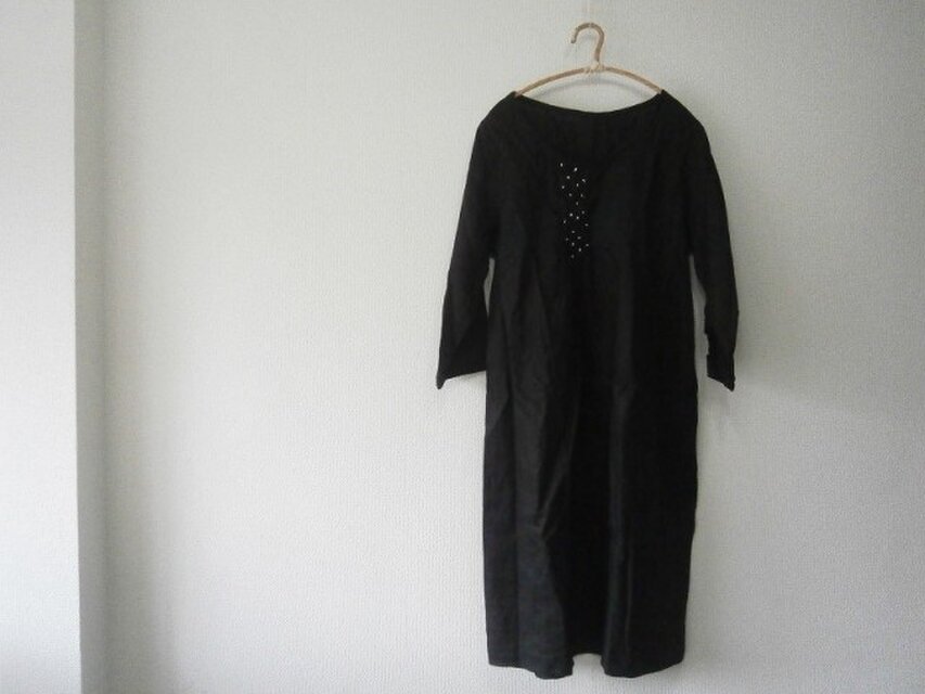 en-en手刺繍糸玉飾りアシンメトリーワンピース・黒（a007)